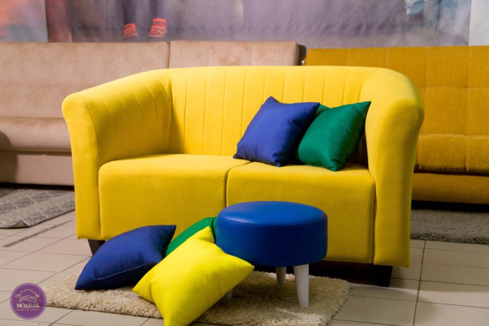 Желтый диван в интерьере – правила выбора